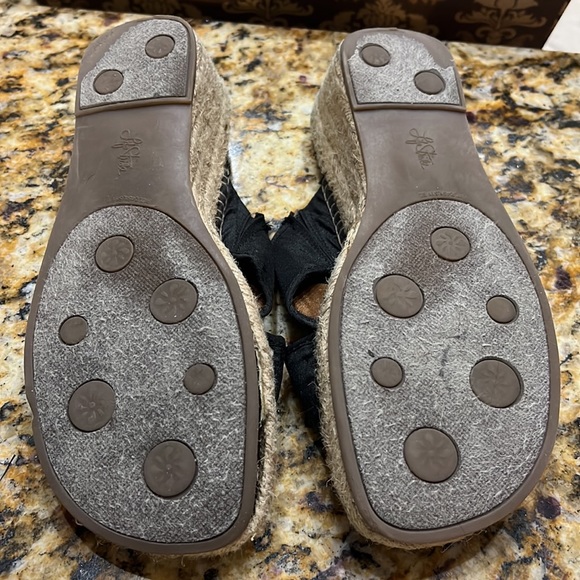 Life stride shoes. Size 8.5 - Picture 2 of 3